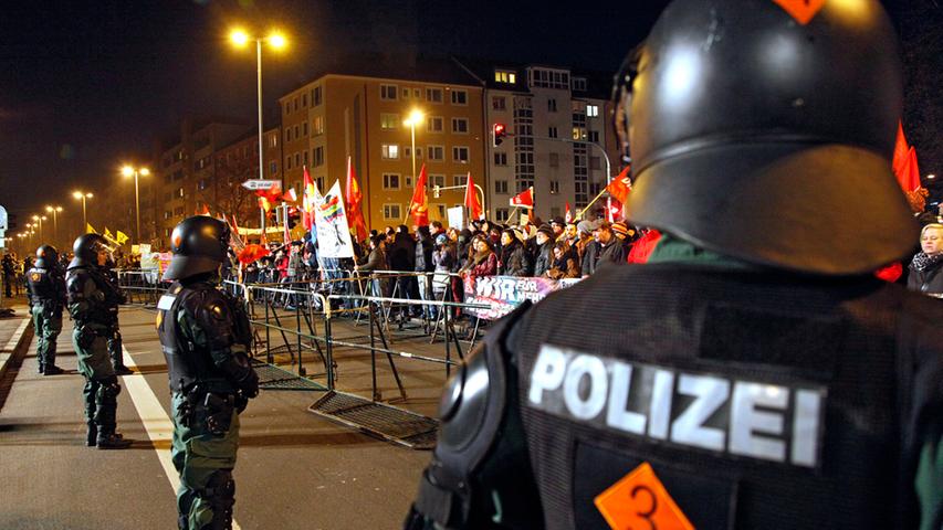 RESSORT: Lokales / Politik..DATUM: 16.02.15..FOTO: Michael Matejka ..MOTIV:  Demo: Nügida Gegendemo und Blockade in der Gudrunstraße..ANZAHL: 1 von  36..