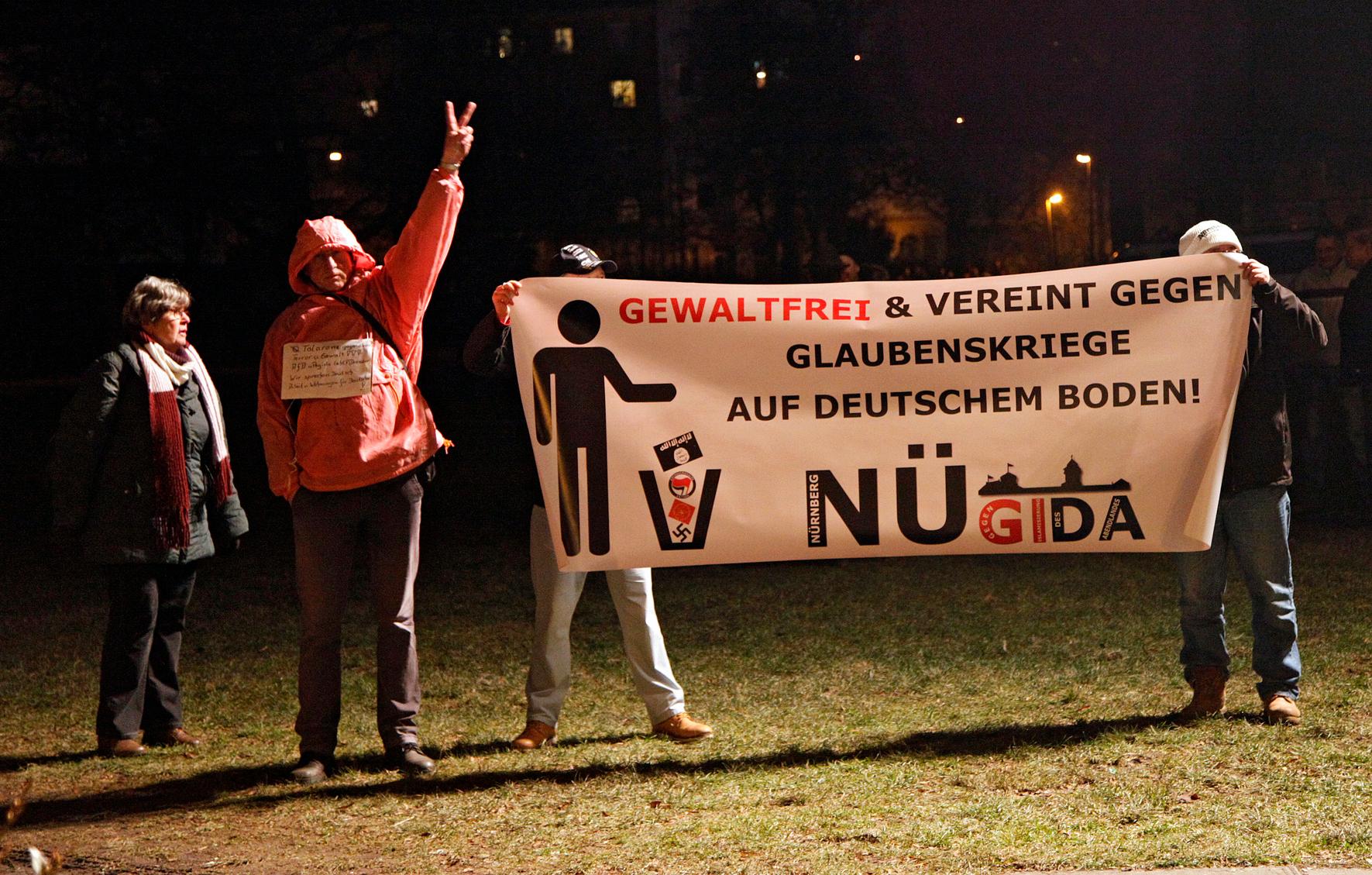 N&uuml;gida-Anh&auml;nger zeigen ein Transparent.