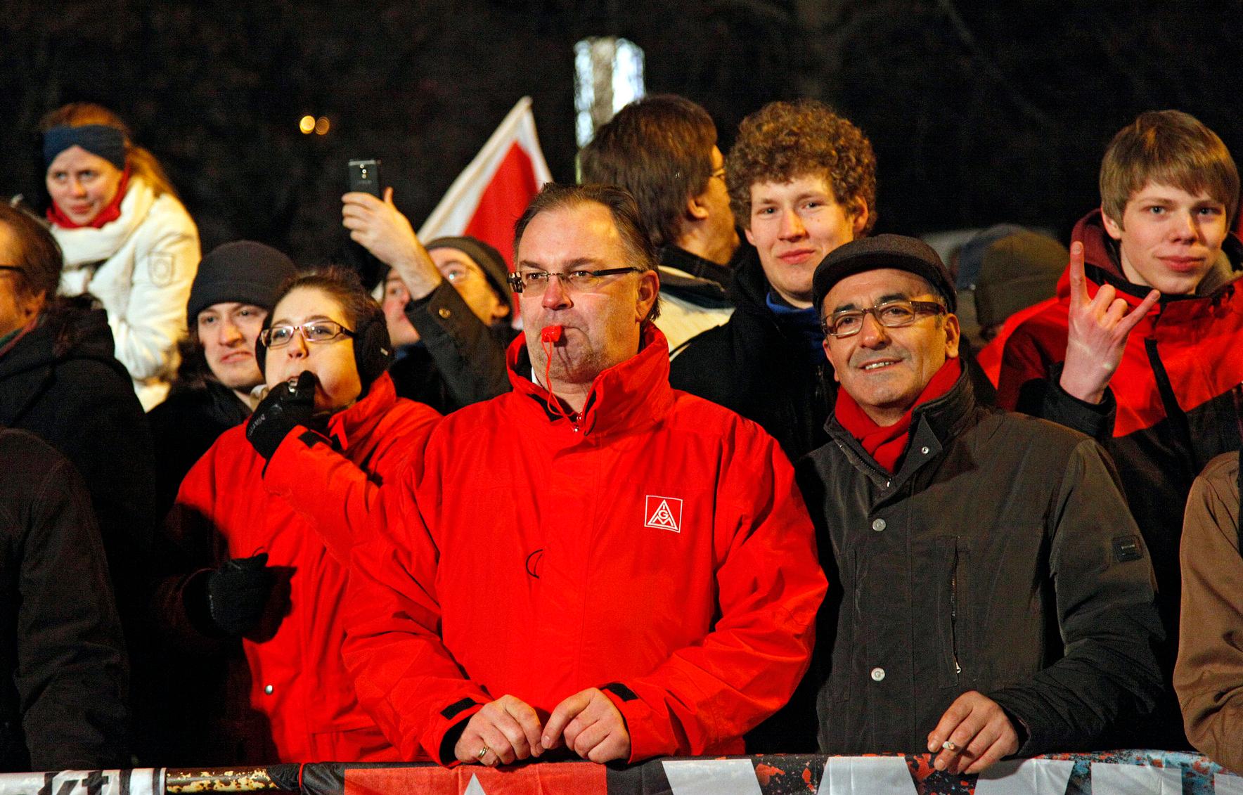 Pfeifen gegen N&uuml;gida - auch die Gewerkschaft IG Metall war vertreten.