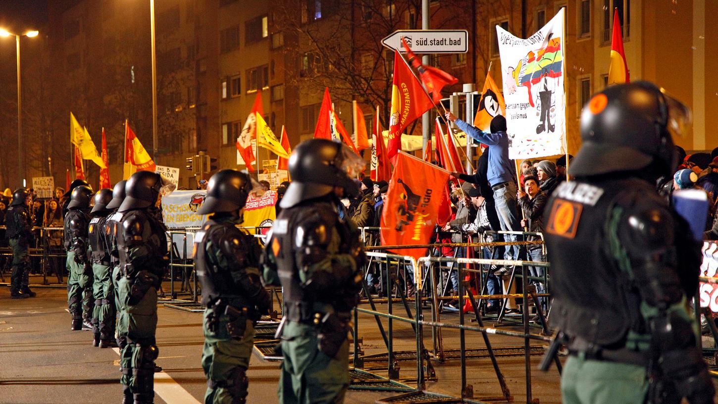 In die vergangenen Pegida-Demonstrationen waren zeitweilig bis zu 500 Einsatzkräfte am Tag der Veranstaltung und noch einmal gut 50 Polizisten im Hintergrund eingebunden. In die vergangenen Pegida-Demonstrationen waren zeitweilig bis zu 500 Einsatzkräfte am Tag der Veranstaltung und noch einmal gut 50 Polizisten im Hintergrund eingebunden.