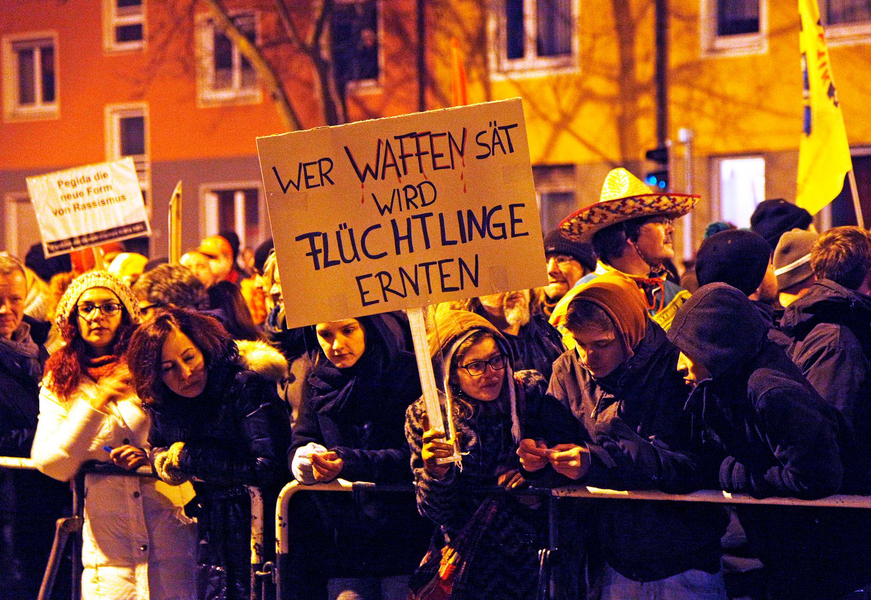 Die meisten Menschen demonstrierten friedlich, sieben Personen mussten allerdings festgenommen werden, wegen "Versto&szlig;es gegen das Versammlungsgesetz". Ein N&uuml;gida-Demonstrant zeigte den Hitlergru&szlig;.