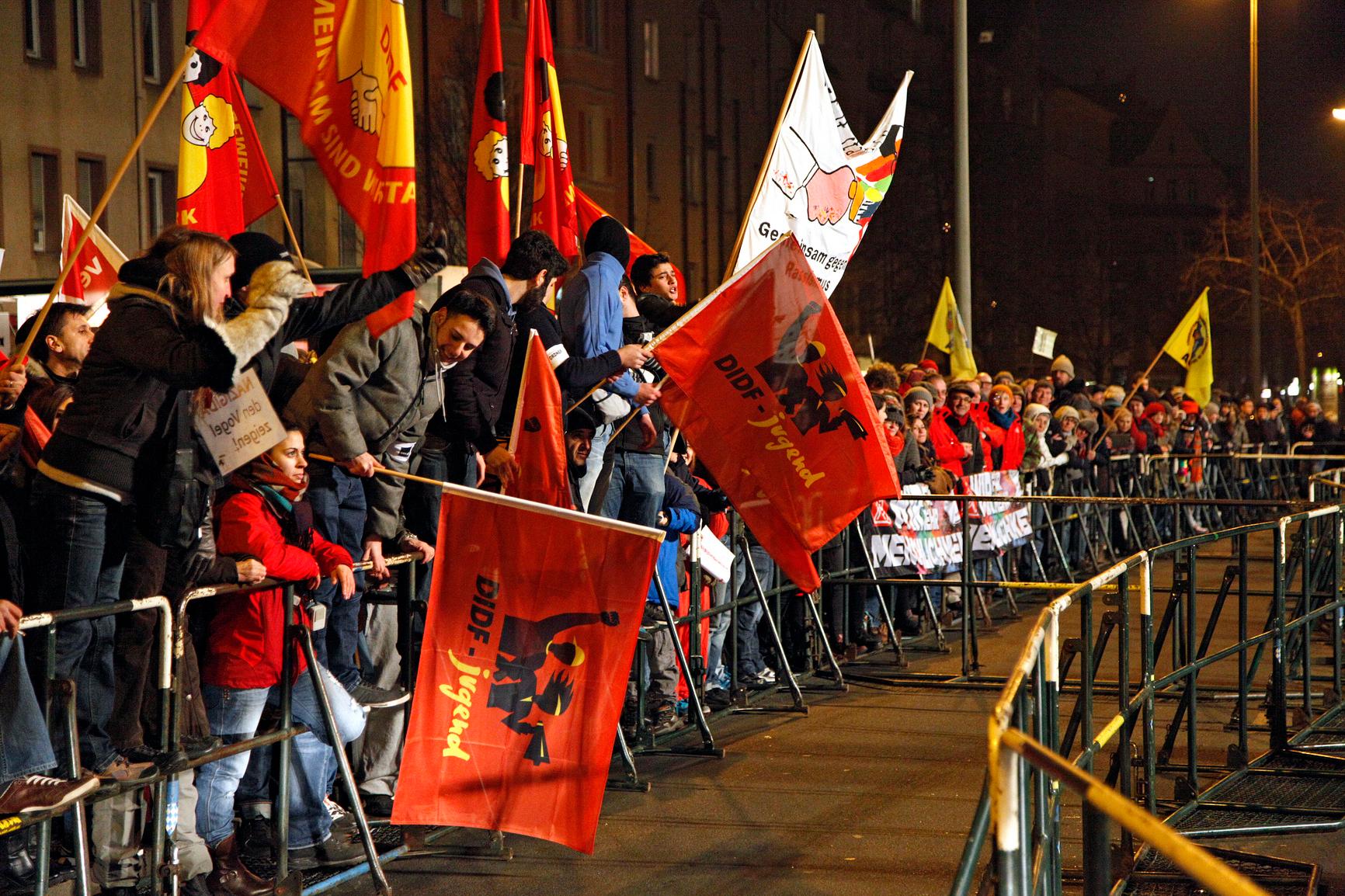 Aus den Reihen der Gegendemonstranten flogen Eier und vereinzelt Steine auf die N&uuml;gida-Anh&auml;nger.