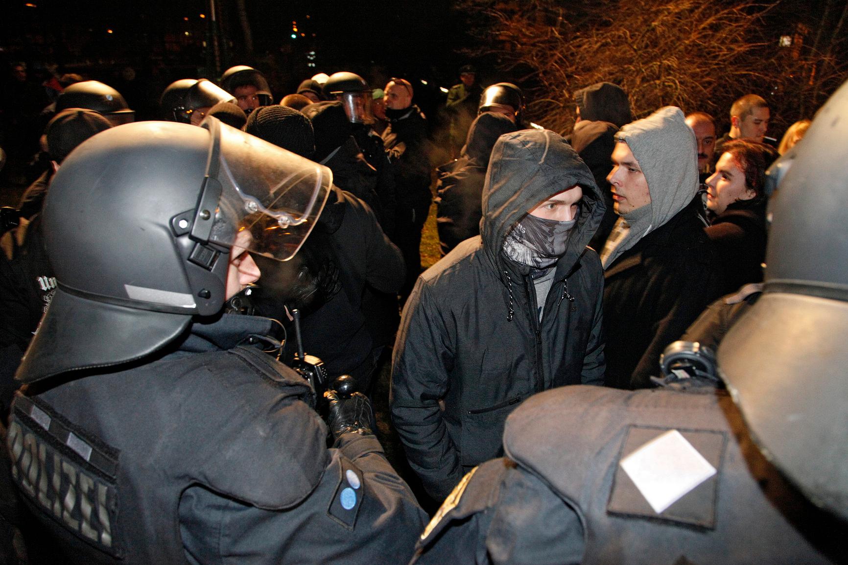 Erkannt werden wollen sie nicht und haben sich das Tuch &uuml;ber Mund und Nase gezogen.