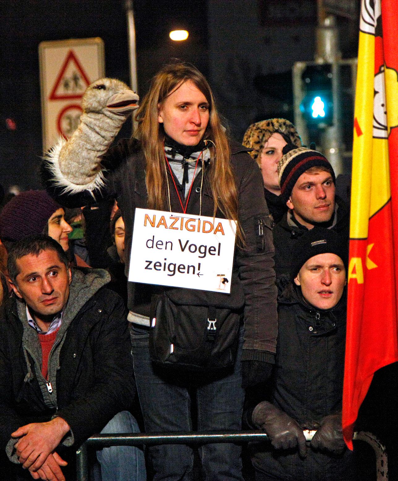 Diese Gegendemonstrantin zeigt N&uuml;gida ganz plakativ den Vogel.