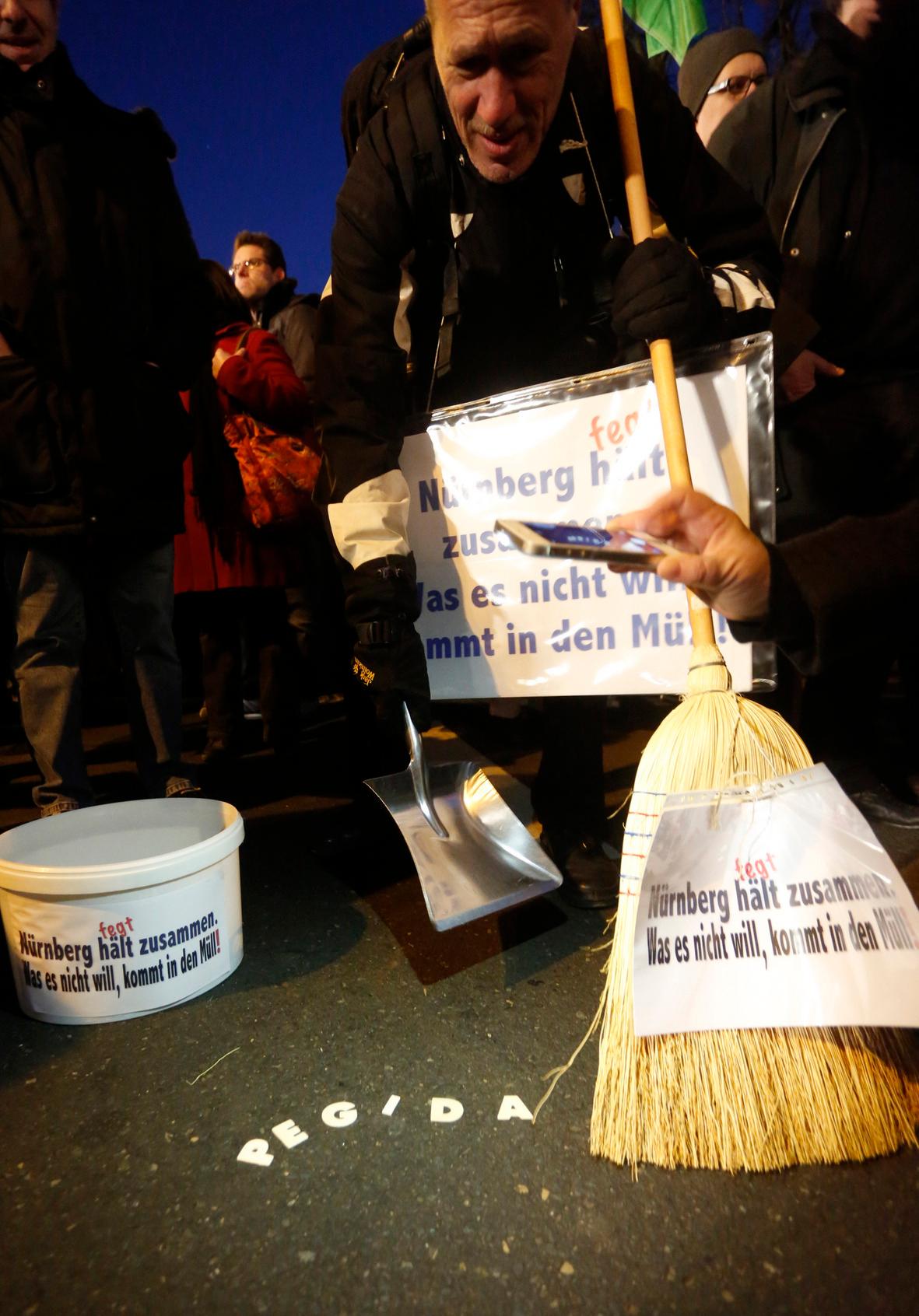 Nügida trifft auf Anti-Nügida: Blockaden in Nürnberg