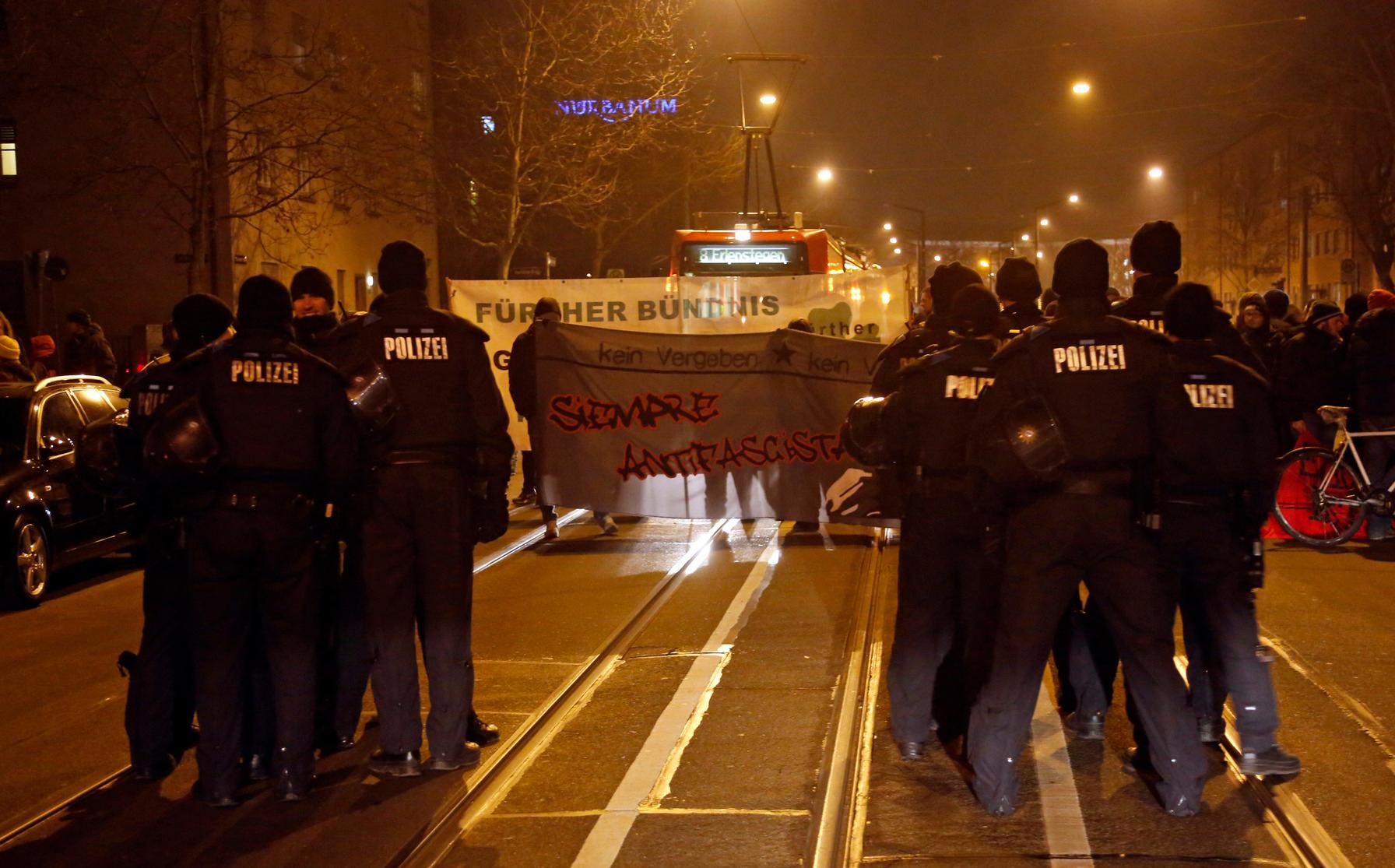 Nügida trifft auf Anti-Nügida: Blockaden in Nürnberg