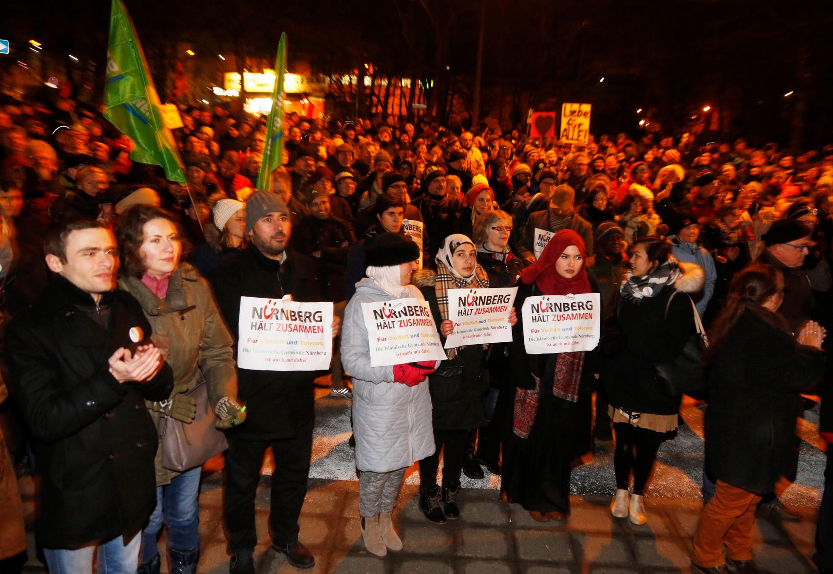 Nügida trifft auf Anti-Nügida: Blockaden in Nürnberg