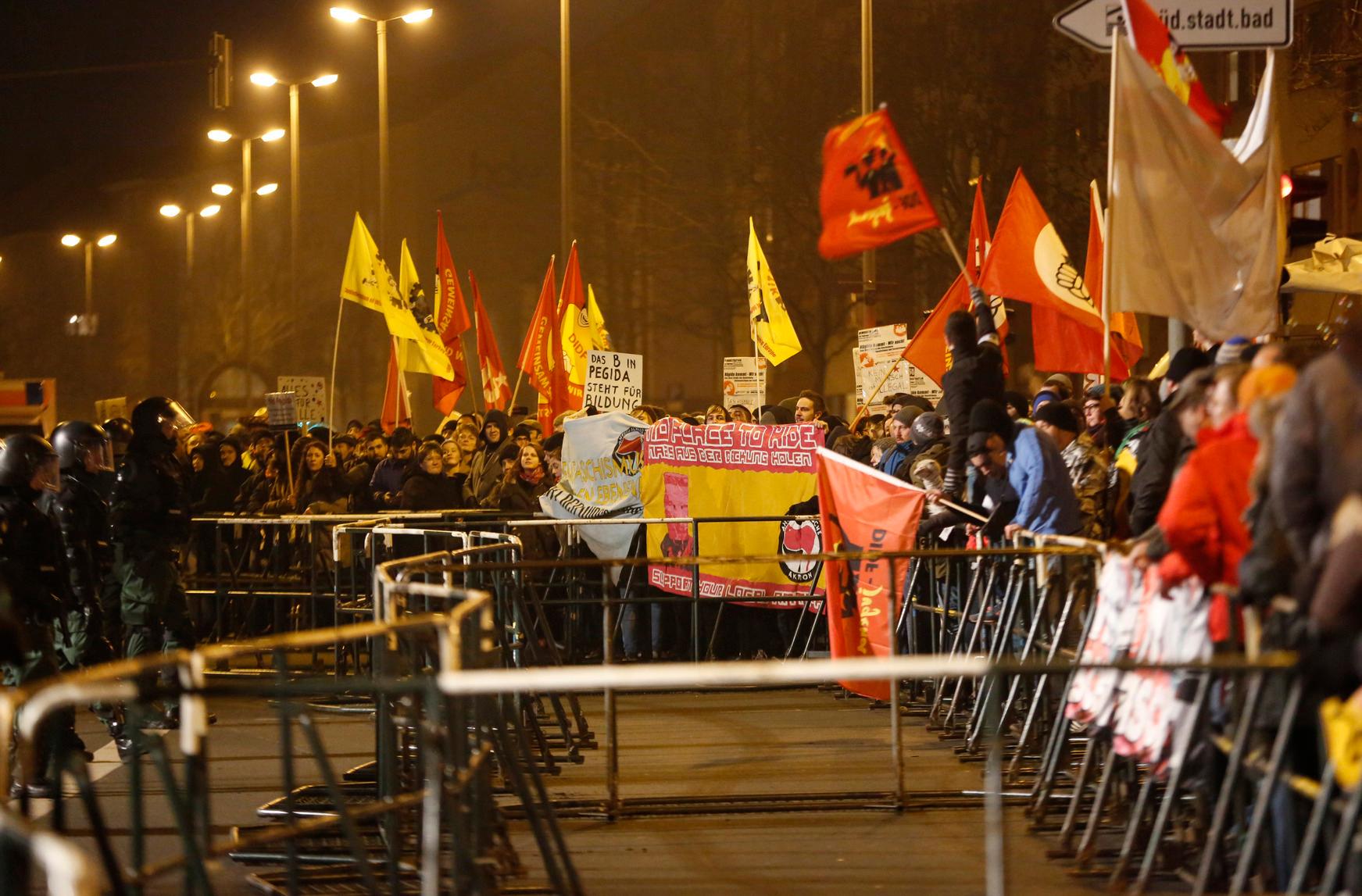 Nügida trifft auf Anti-Nügida: Blockaden in Nürnberg
