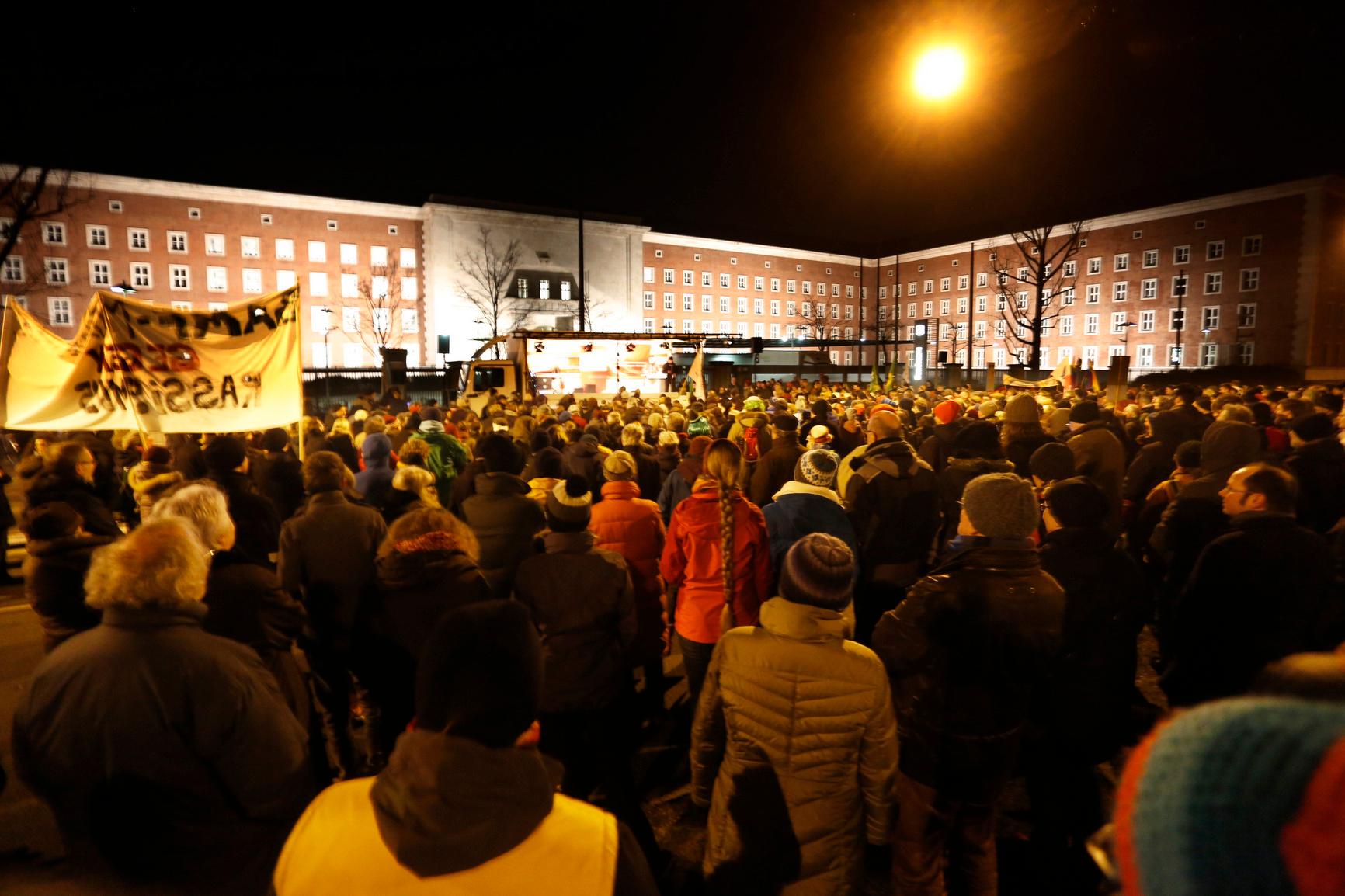 Nügida trifft auf Anti-Nügida: Blockaden in Nürnberg