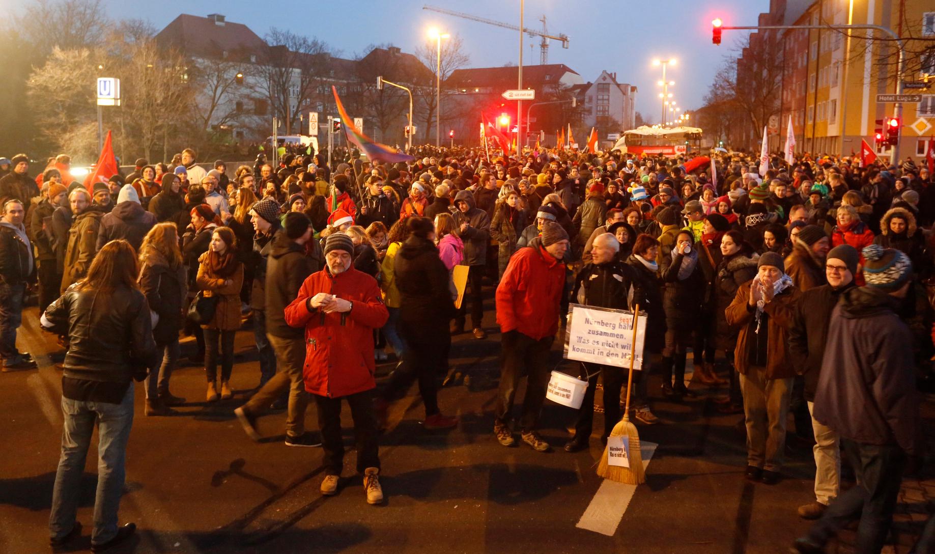 Nügida trifft auf Anti-Nügida: Blockaden in Nürnberg