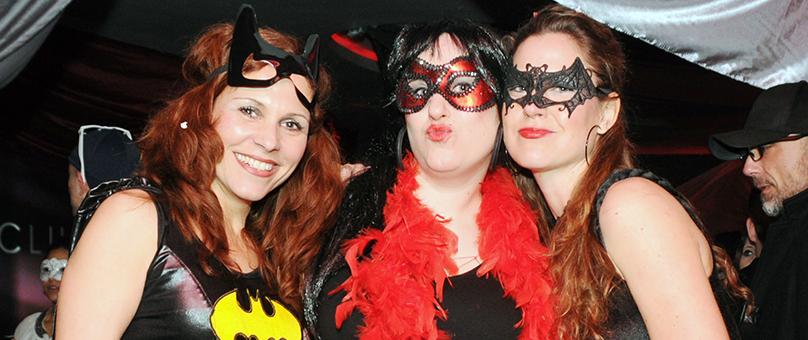 Man nehme: Drei hübsche Damen, ein Bat-Outfit, die Farben Schwarz und Rot und eine Federboa - fertig ist das Porno-Outfit.