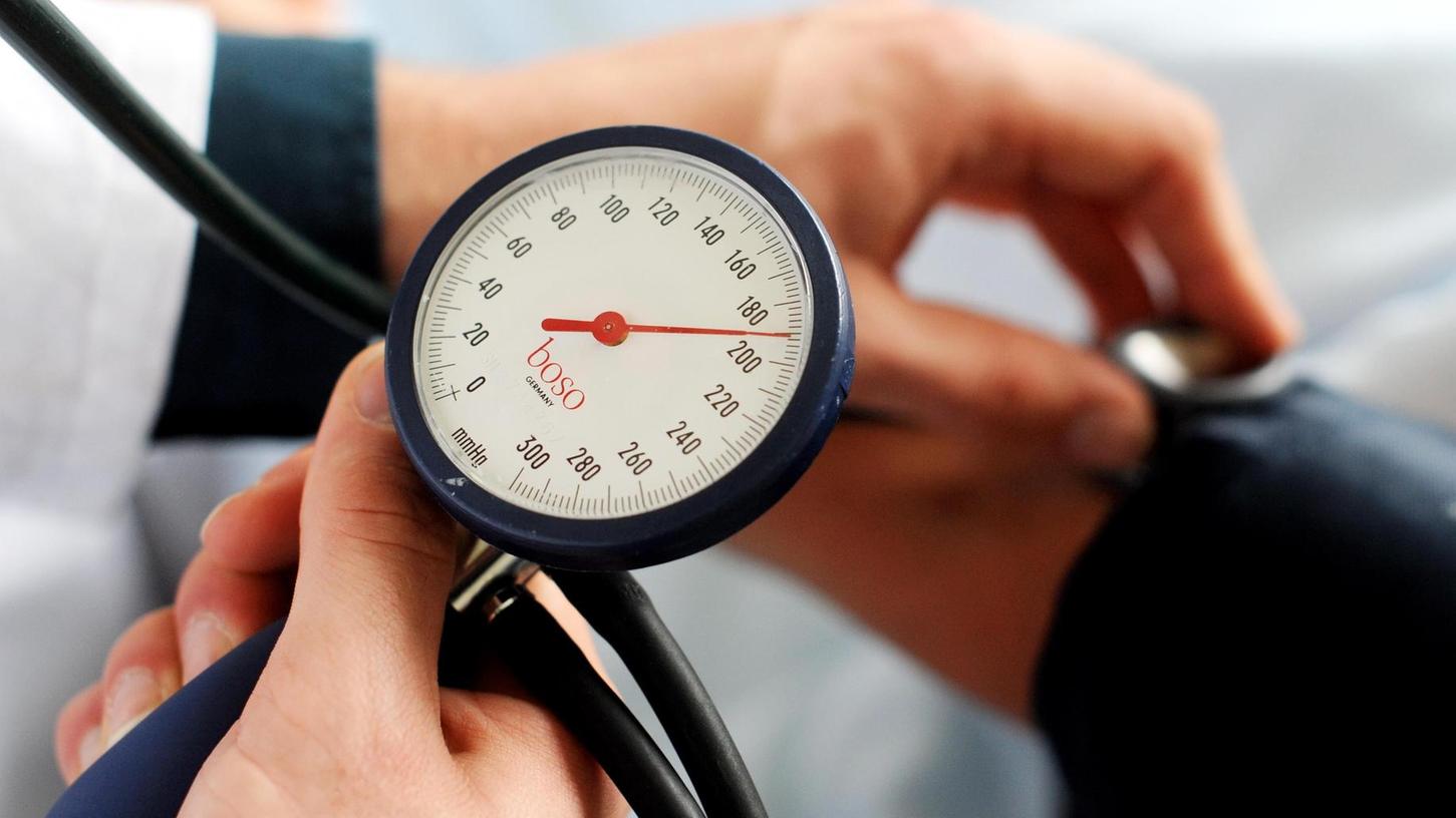 Stiller Risikofaktor: Ohne ärztliche Kontrolle bleiben die Anzeichen von Bluthochdruck oft jahrelang unentdeckt.