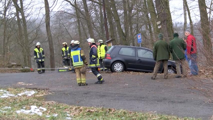 Leichenfund bei Hohenberg: Toter lag im Wald unter Auto