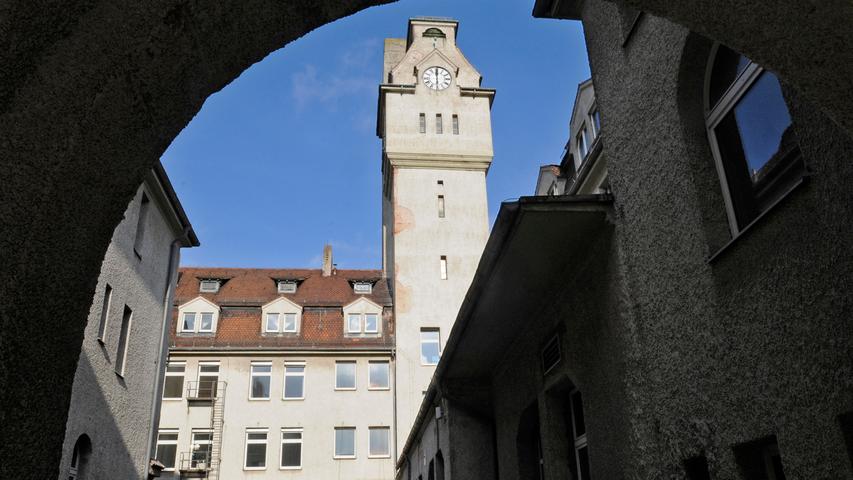 Der Turm erhebt sich über das ganze Areal der ehemaligen Werkstätten.