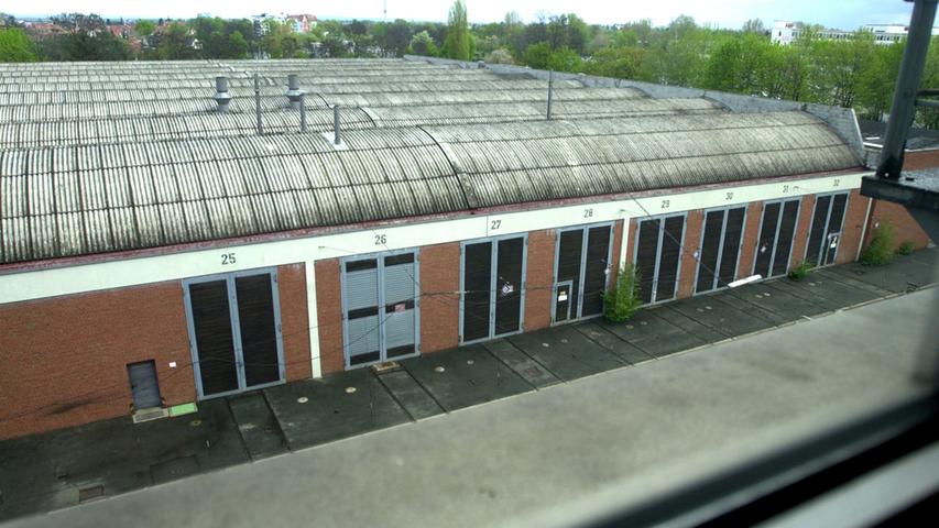 Die alten Lagerhallen des Straßenbahndepots in Muggenhof.