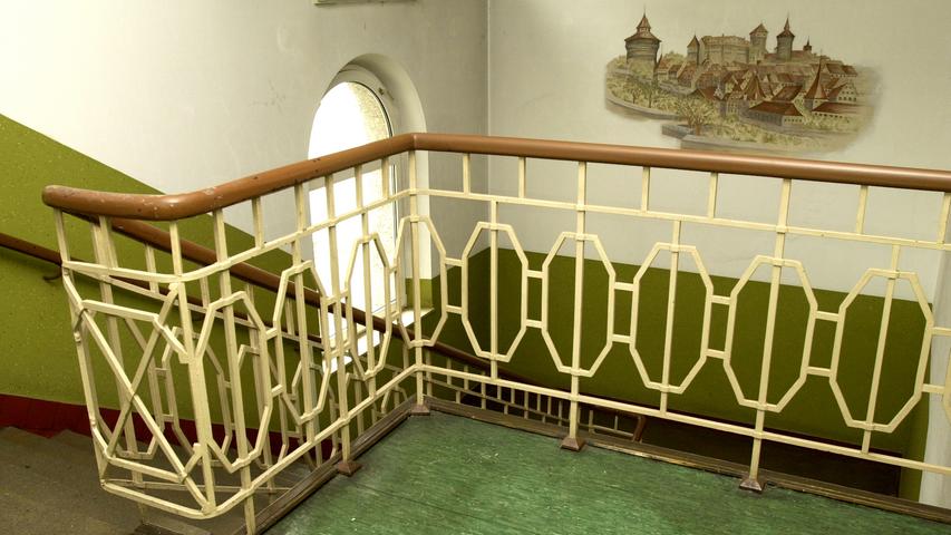 Das grüne Treppenhaus mit seinem außergewöhnlichen Treppengelände.