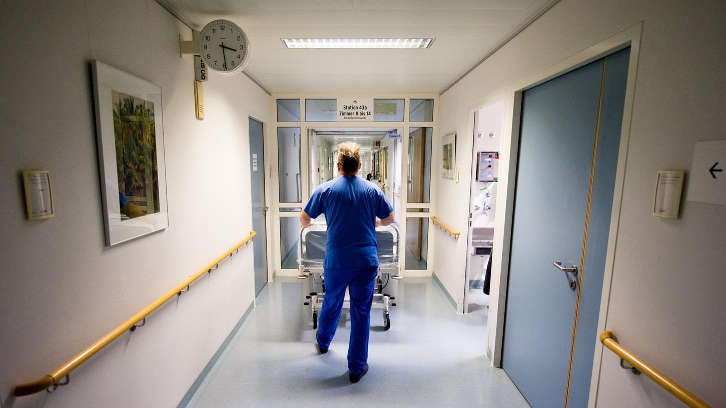 Die Krankenhäuser sind voll mit Patienten, zudem leiden auch mehr und mehr Beschäftigte selbst an der Grippe.