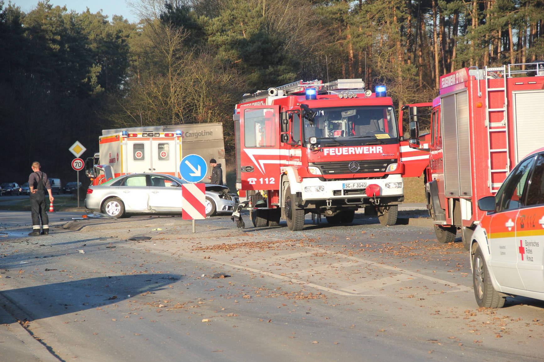 Am Freitagnachmittag (20.02.2015) ereignete sich ein schwerer Verkehrsunfall  auf der Strasse von Schwabach nach Neuses. Dabei wurden zwei Personen nach  Polizeiangaben vor Ort schwerst verletzt, eine weitere leicht. Die beiden  Schwerverletzten wurden durch die Feuerwehr mit Spreizer und Rettungsschere aus  den Fahrzeugen gerettet. Beide wurden jeweils mit einem Rettungshubschrauber  ins Krankenhaus gebracht. Ein Gutachter wurde mit der Unfallaufnahme  beauftragt. Foto: News5 /Fechner