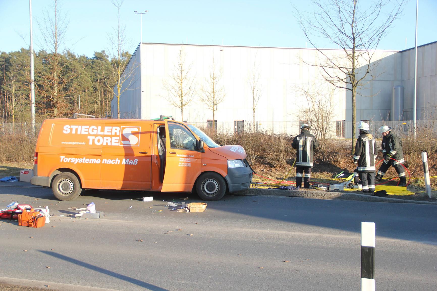 Am Freitagnachmittag (20.02.2015) ereignete sich ein schwerer Verkehrsunfall  auf der Strasse von Schwabach nach Neuses. Dabei wurden zwei Personen nach  Polizeiangaben vor Ort schwerst verletzt, eine weitere leicht. Die beiden  Schwerverletzten wurden durch die Feuerwehr mit Spreizer und Rettungsschere aus  den Fahrzeugen gerettet. Beide wurden jeweils mit einem Rettungshubschrauber  ins Krankenhaus gebracht. Ein Gutachter wurde mit der Unfallaufnahme  beauftragt. Foto: News5 /Fechner