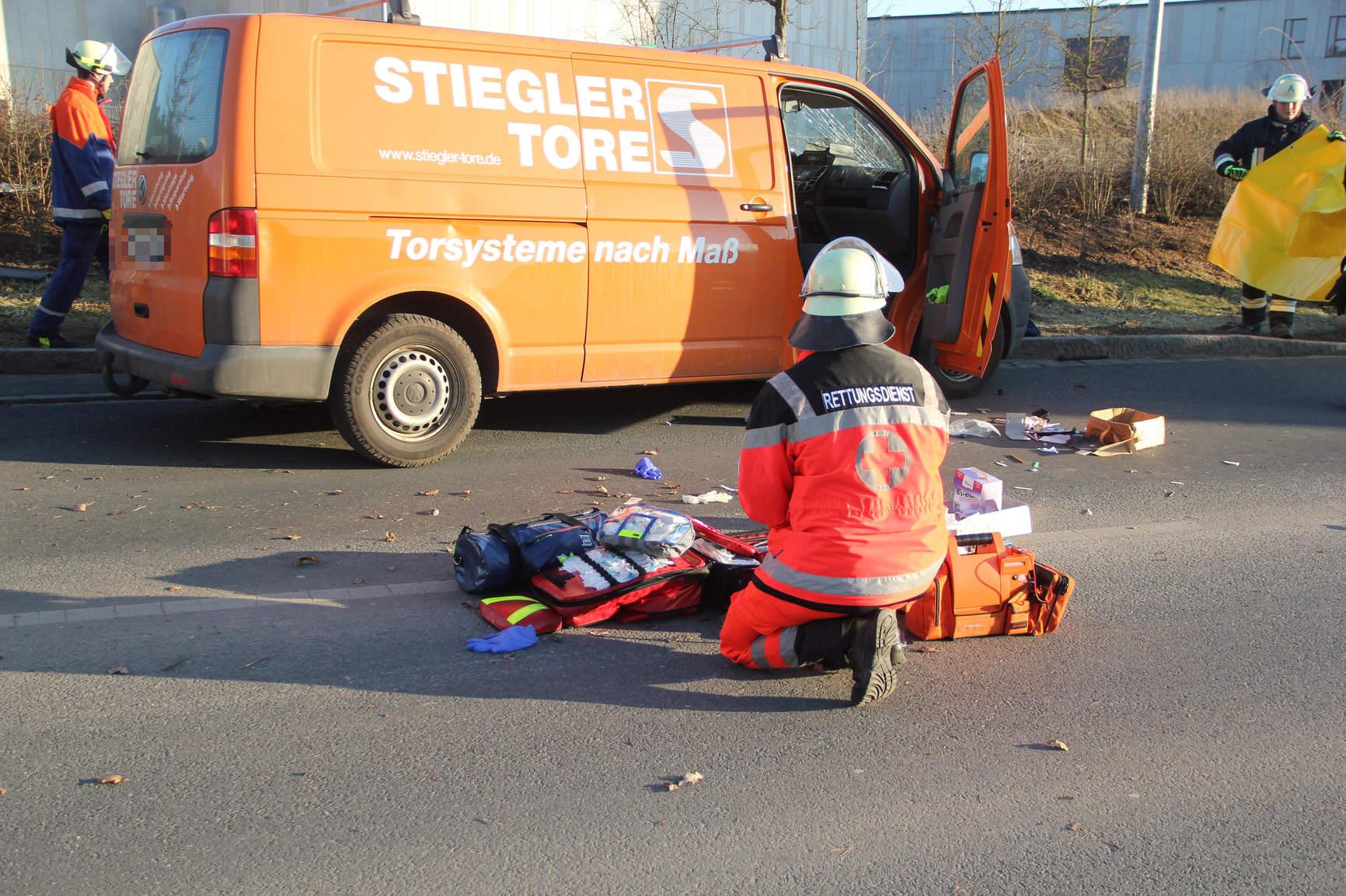 Am Freitagnachmittag (20.02.2015) ereignete sich ein schwerer Verkehrsunfall  auf der Strasse von Schwabach nach Neuses. Dabei wurden zwei Personen nach  Polizeiangaben vor Ort schwerst verletzt, eine weitere leicht. Die beiden  Schwerverletzten wurden durch die Feuerwehr mit Spreizer und Rettungsschere aus  den Fahrzeugen gerettet. Beide wurden jeweils mit einem Rettungshubschrauber  ins Krankenhaus gebracht. Ein Gutachter wurde mit der Unfallaufnahme  beauftragt. Foto: News5 /Fechner