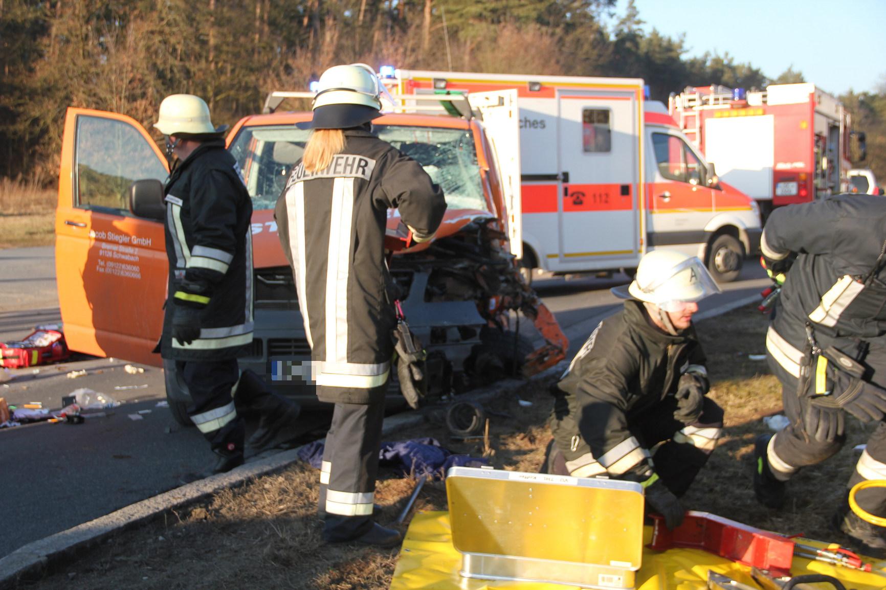 Am Freitagnachmittag (20.02.2015) ereignete sich ein schwerer Verkehrsunfall  auf der Strasse von Schwabach nach Neuses. Dabei wurden zwei Personen nach  Polizeiangaben vor Ort schwerst verletzt, eine weitere leicht. Die beiden  Schwerverletzten wurden durch die Feuerwehr mit Spreizer und Rettungsschere aus  den Fahrzeugen gerettet. Beide wurden jeweils mit einem Rettungshubschrauber  ins Krankenhaus gebracht. Ein Gutachter wurde mit der Unfallaufnahme  beauftragt. Foto: News5 /Fechner