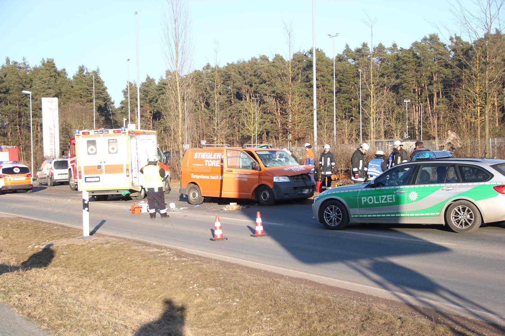 Am Freitagnachmittag (20.02.2015) ereignete sich ein schwerer Verkehrsunfall  auf der Strasse von Schwabach nach Neuses. Dabei wurden zwei Personen nach  Polizeiangaben vor Ort schwerst verletzt, eine weitere leicht. Die beiden  Schwerverletzten wurden durch die Feuerwehr mit Spreizer und Rettungsschere aus  den Fahrzeugen gerettet. Beide wurden jeweils mit einem Rettungshubschrauber  ins Krankenhaus gebracht. Ein Gutachter wurde mit der Unfallaufnahme  beauftragt. Foto: News5 /Fechner