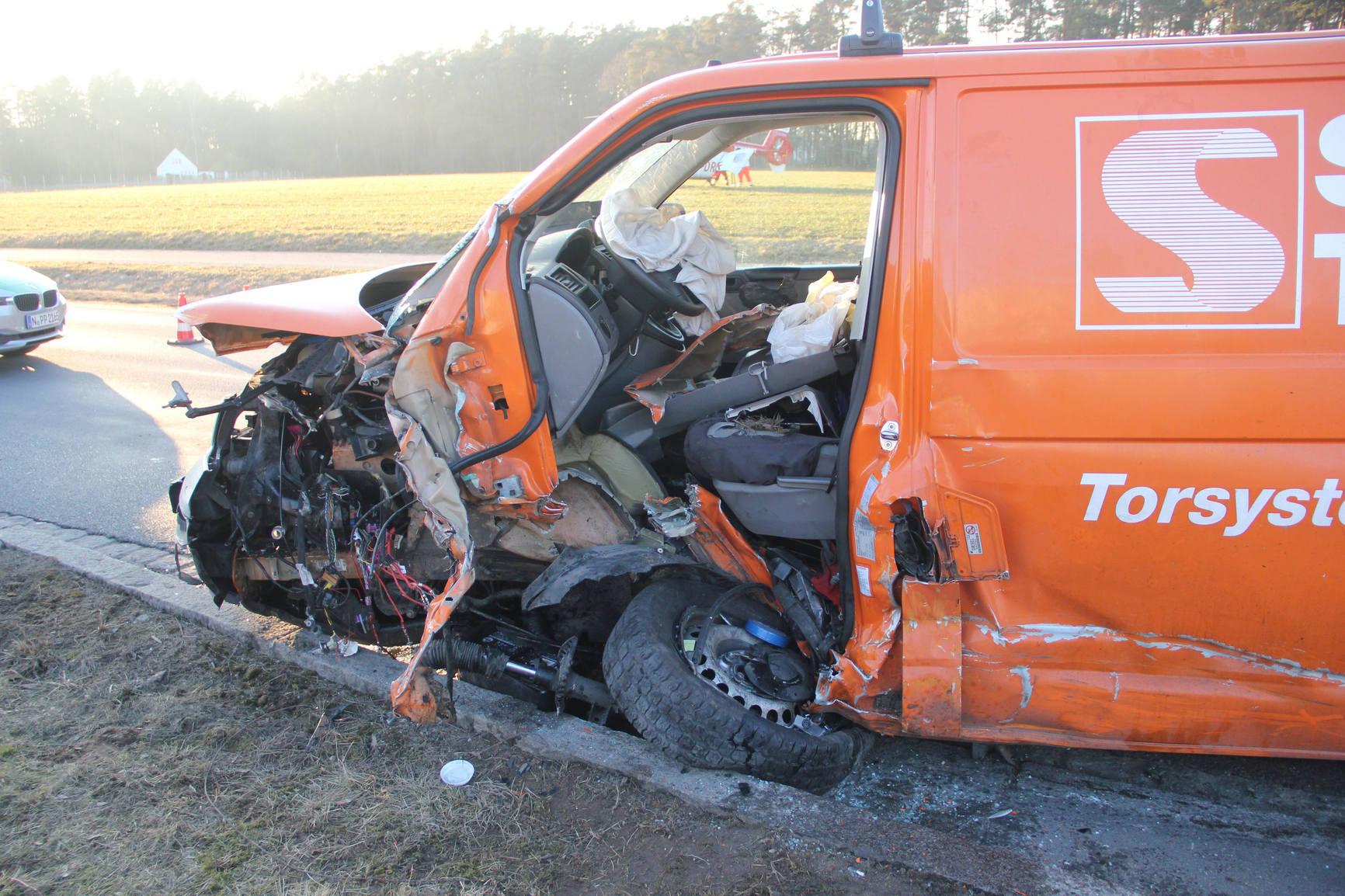 Am Freitagnachmittag (20.02.2015) ereignete sich ein schwerer Verkehrsunfall  auf der Strasse von Schwabach nach Neuses. Dabei wurden zwei Personen nach  Polizeiangaben vor Ort schwerst verletzt, eine weitere leicht. Die beiden  Schwerverletzten wurden durch die Feuerwehr mit Spreizer und Rettungsschere aus  den Fahrzeugen gerettet. Beide wurden jeweils mit einem Rettungshubschrauber  ins Krankenhaus gebracht. Ein Gutachter wurde mit der Unfallaufnahme  beauftragt. Foto: News5 /Fechner