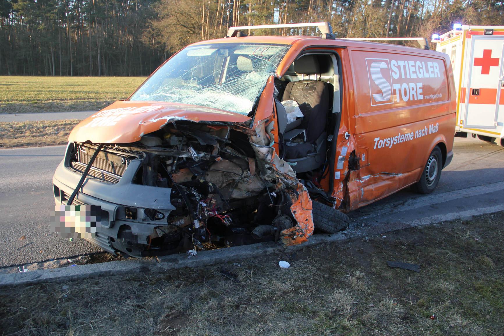 Am Freitagnachmittag (20.02.2015) ereignete sich ein schwerer Verkehrsunfall  auf der Strasse von Schwabach nach Neuses. Dabei wurden zwei Personen nach  Polizeiangaben vor Ort schwerst verletzt, eine weitere leicht. Die beiden  Schwerverletzten wurden durch die Feuerwehr mit Spreizer und Rettungsschere aus  den Fahrzeugen gerettet. Beide wurden jeweils mit einem Rettungshubschrauber  ins Krankenhaus gebracht. Ein Gutachter wurde mit der Unfallaufnahme  beauftragt. Foto: News5 /Fechner