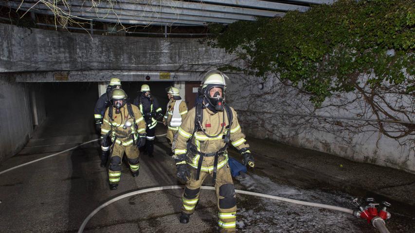 Großeinsatz der Feuerwehr: Tiefgarage in Fürth brannte