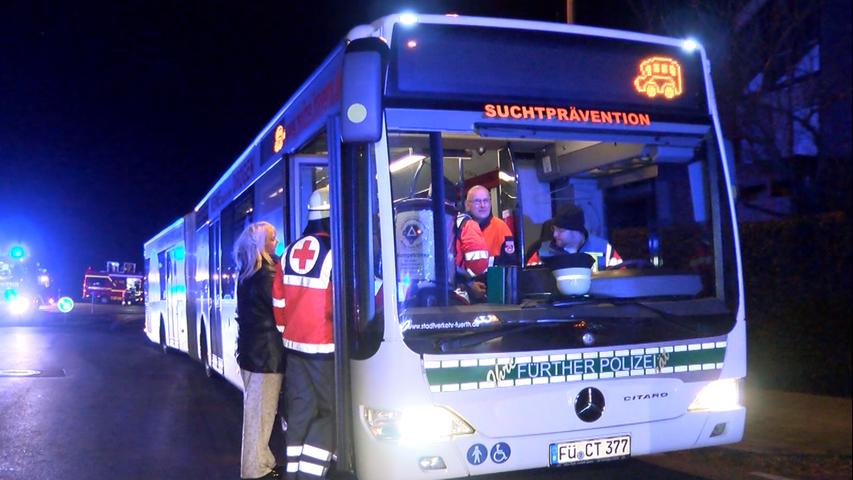 ...durch Rettungskräfte in einem von der Infra bereitgestellten Linienbus betreut und mit warmen Getränken versorgt.