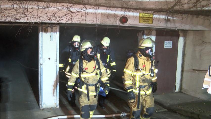 Die Einsatzkräfte waren mit schweren Atemschutzgeräten ausgestattet.