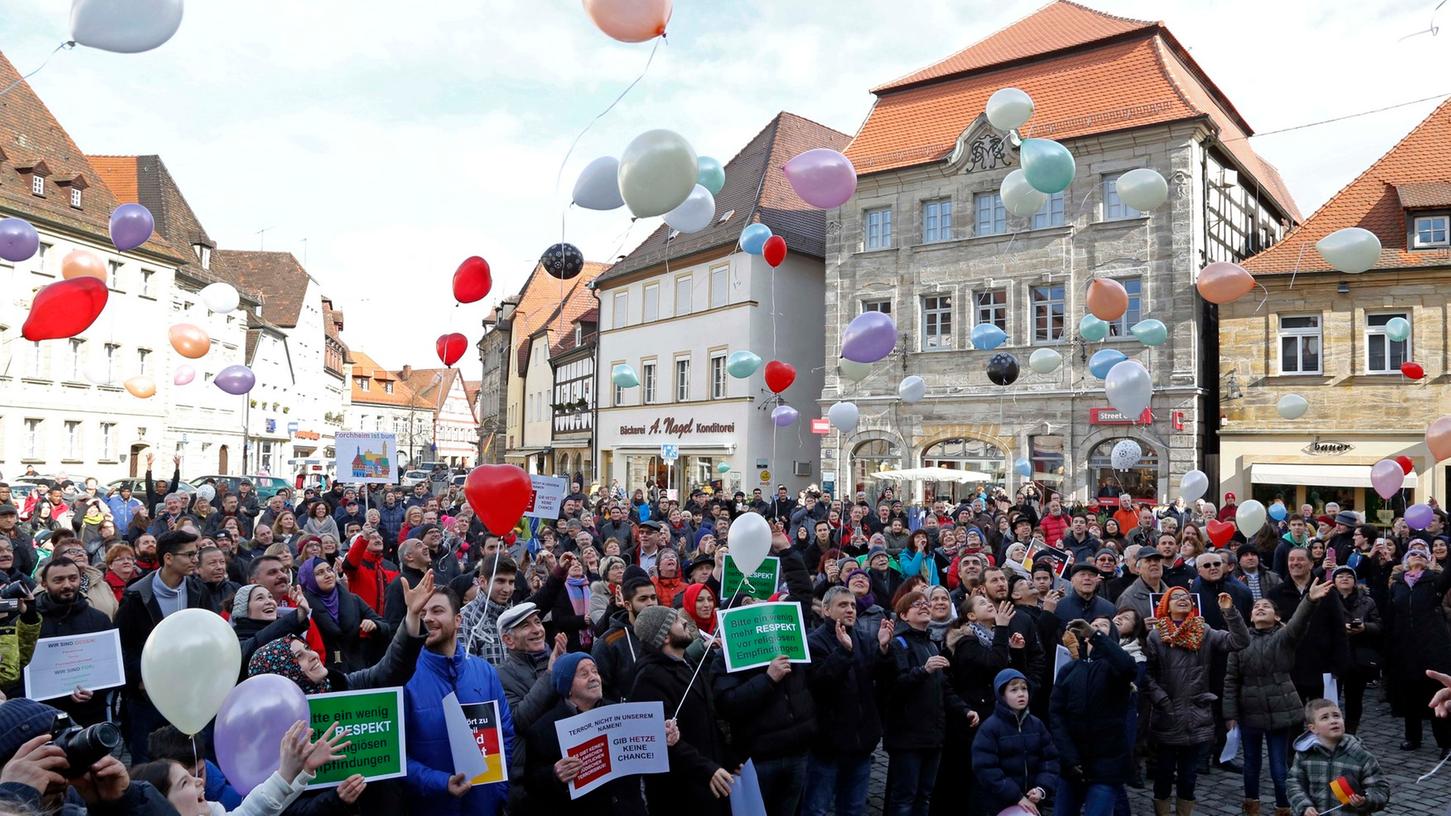 Am Samstag versammelten sich 500 Menschen vor dem Forchheimer Rathaus und zogen mit Plakaten und Luftballons durch die Innenstadt.
