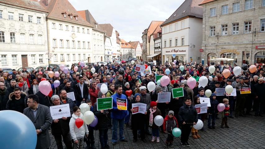 Bei der Solidaritätskundgebung am Samstag versammelten sich rund 500 Menschen vor dem Forchheimer Rathaus.