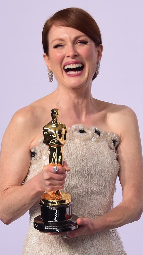 Julianne Moore lacht. Nach langer Zeit und vielen Nominierungen klappt es endlich und sie hält ihre ersten Oscar in Händen.