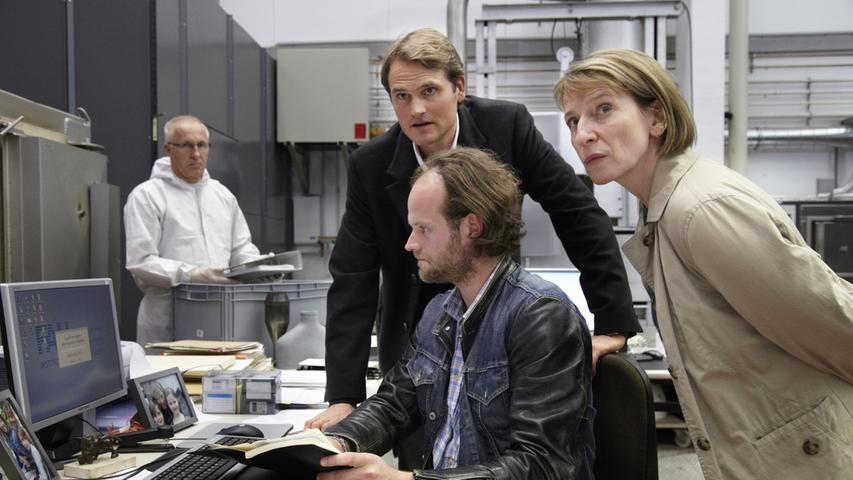 Von links: Die Ermittler Felix Voss (Fabian Hinrichs), Sebastian Fleischer (Andreas Leopold Schadt) und Paula Ringelhahn (Dagmar Manzel), loggen sich in Ranstedt¿s Computersystem ein.