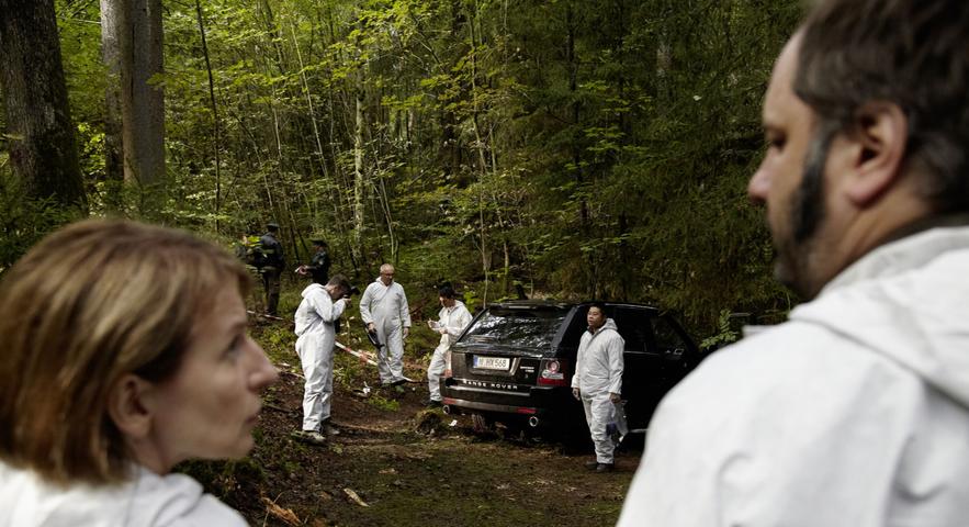 Von links: Hauptkommisarin Paula Ringelhahn (Dagmar Manzel) beobachtet mit dem Leiter der Spurensicherung (Matthias Egersdörfer) die Arbeit der Spurensicherung am Fahrzeug des Opfers.