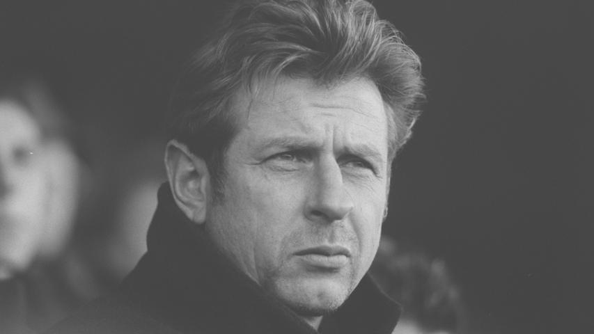 ... ehe Uwe Erkenbrecher als neuer Cheftrainer kam, aber nur von November 2000 bis August 2001 beim Kleeblatt blieb.
