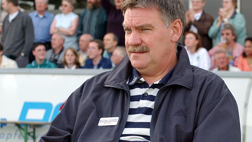 Mit dem Abgang Möhlmanns übernahm Paul Hesselbach als Interimstrainer für einen Monat das Zepter (Oktober 2000 bis November 2000),...