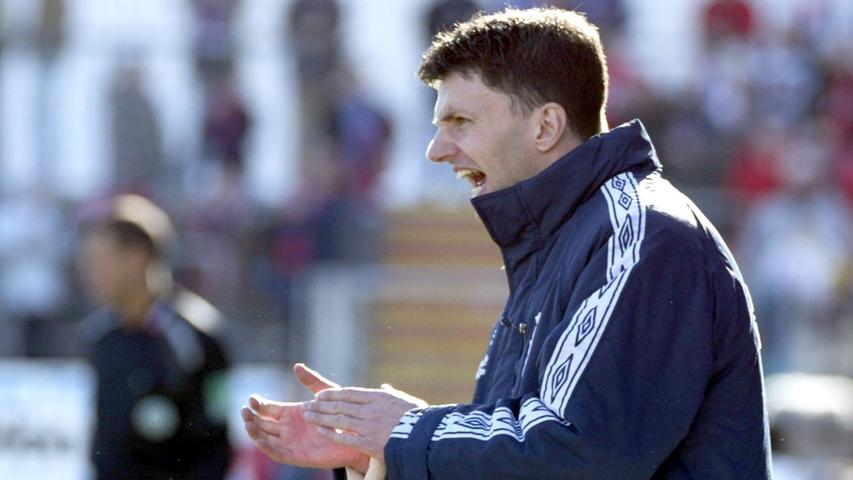 Unter dem neuen Trainer Thomas Kost wurden die Erwartungen auch nicht erfüllt, Kost blieb lediglich von Dezember 2003 bis Februar 2004,...