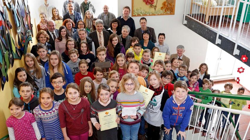 Alle Preisträger bei der Verleihung des Umweltpreises in der Grundschule Pölling.