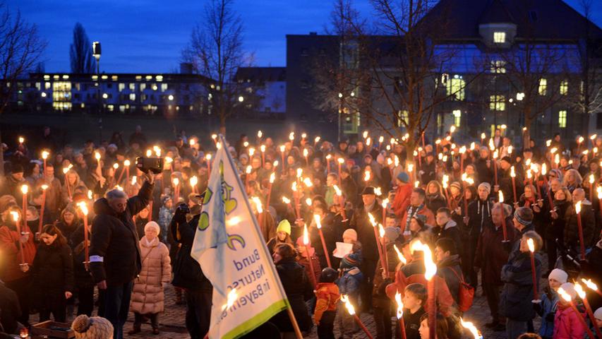 Mit Fackeln und Lichtern zeigen sie ihren Protest gegen die Pläne der Wilhelm-Löhe-Hochschule. 