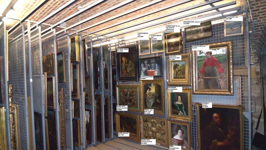 Akribische Inventur in Nürnbergs Depots: Jedes auf den Gitterwänden bewahrte Gemälde wurde neu inventarisiert.