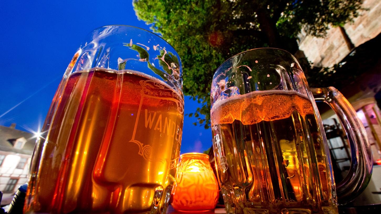 2017 ist der Bierkonsum in Deutschland nach drei relativ stabilen Jahren gesunken. Verantwortlich dafür sind laut dem Deutschen Brauer-Bund der verregnete Sommer und Herbst gewesen. Noch ist das Glas aber nicht leer: 2018 soll es bergauf gehen - auch wegen der Fußball-WM. 2017 ist der Bierkonsum in Deutschland nach drei relativ stabilen Jahren gesunken. Verantwortlich dafür sind laut dem Deutschen Brauer-Bund der verregnete Sommer und Herbst gewesen. Noch ist das Glas aber nicht leer: 2018 soll es bergauf gehen - auch wegen der Fußball-WM.