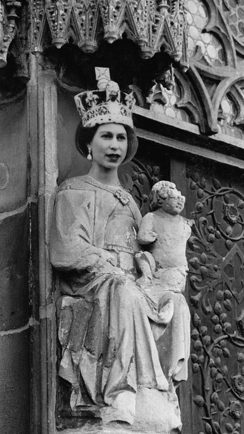Neu entdeckt: die Statue der Elizabeth an der Frauenkirche. Sie wird der Königin gezeigt.  Hier geht es zum Artikel: Queen am Silbersee