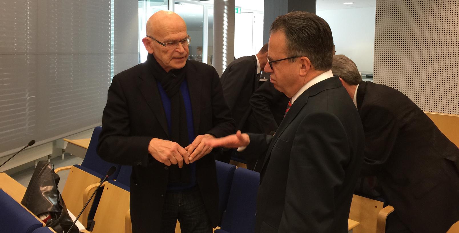 Prominenter Besuch in der Bundesagentur für Arbeit: Enthüllungsjournalist Günter Wallraff schaute bei der Pressekonferenz vorbei. Prominenter Besuch in der Bundesagentur für Arbeit: Enthüllungsjournalist Günter Wallraff schaute bei der Pressekonferenz vorbei.