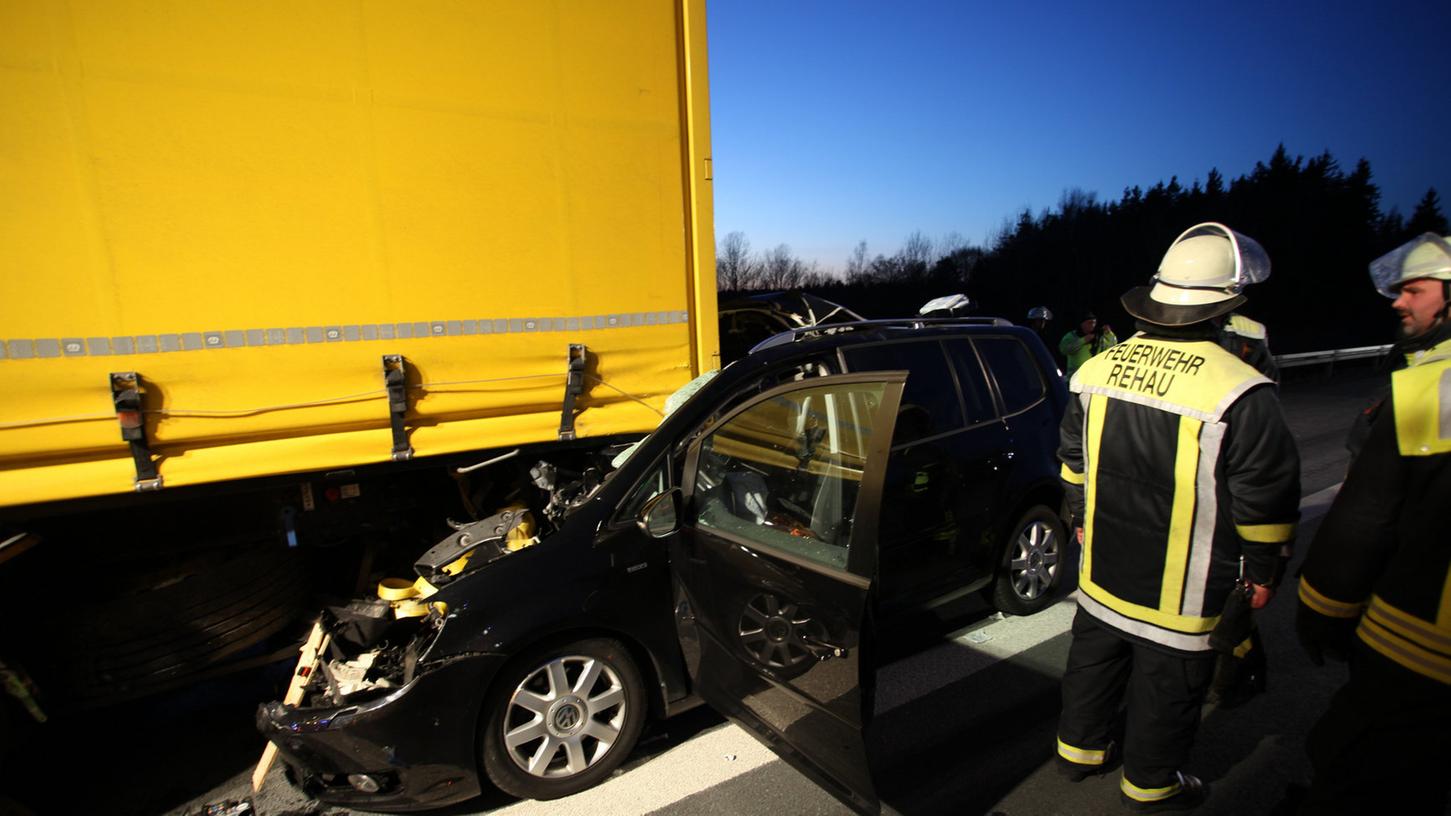 Zu einem schweren Unfall kam es am Donnerstagnachmittag auf der A93 bei Rehau. Ein Autofahrer war auf einen vor ihm fahrenden Lkw aufgefahren.