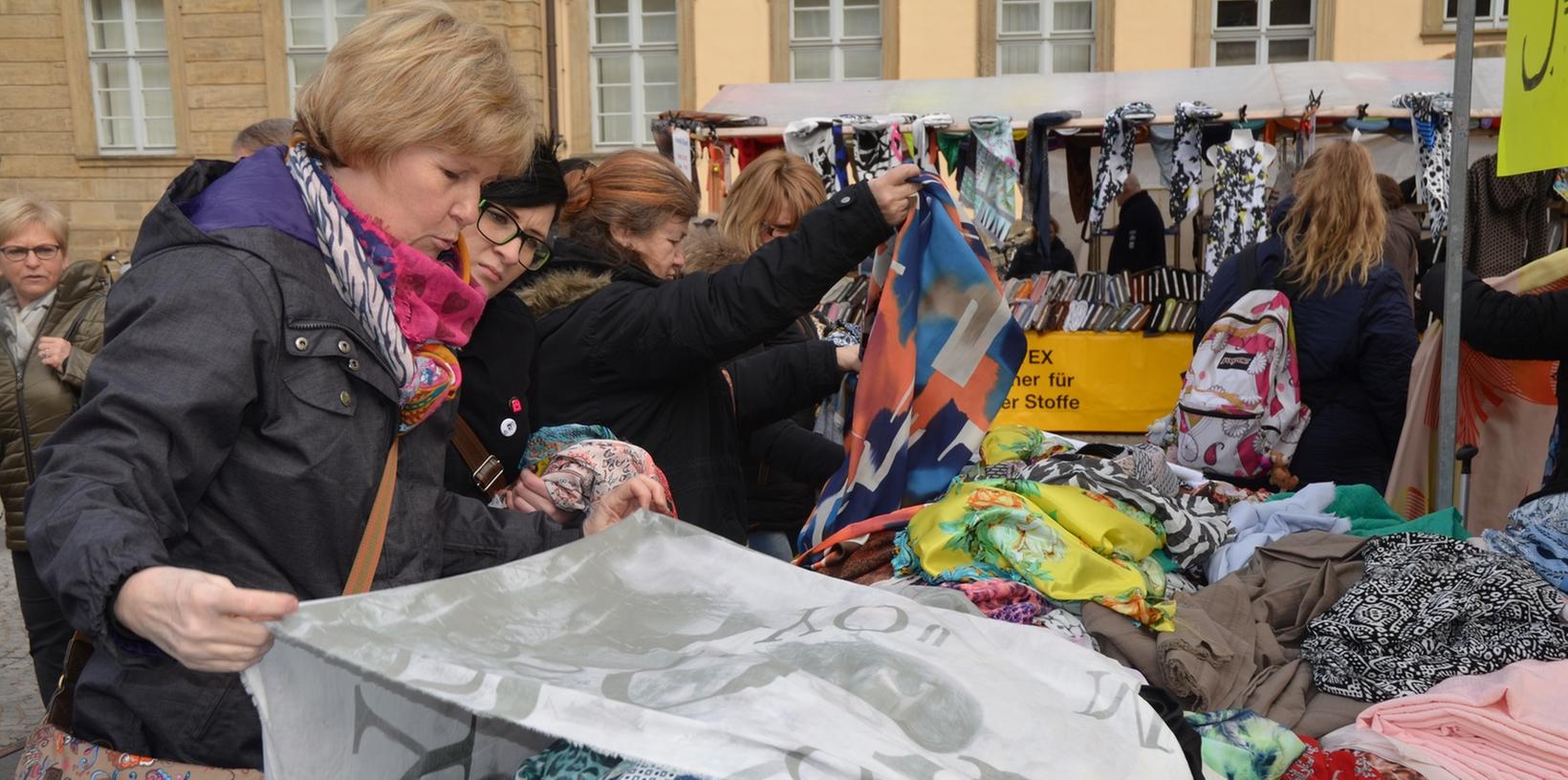 Auf dem ersten Deutsch-Holländischen Stoffmarkt in Bamberg wurde den Besuchern eine große Auswahl an verschiedenen Stoffen angeboten. Auf dem ersten Deutsch-Holländischen Stoffmarkt in Bamberg wurde den Besuchern eine große Auswahl an verschiedenen Stoffen angeboten.