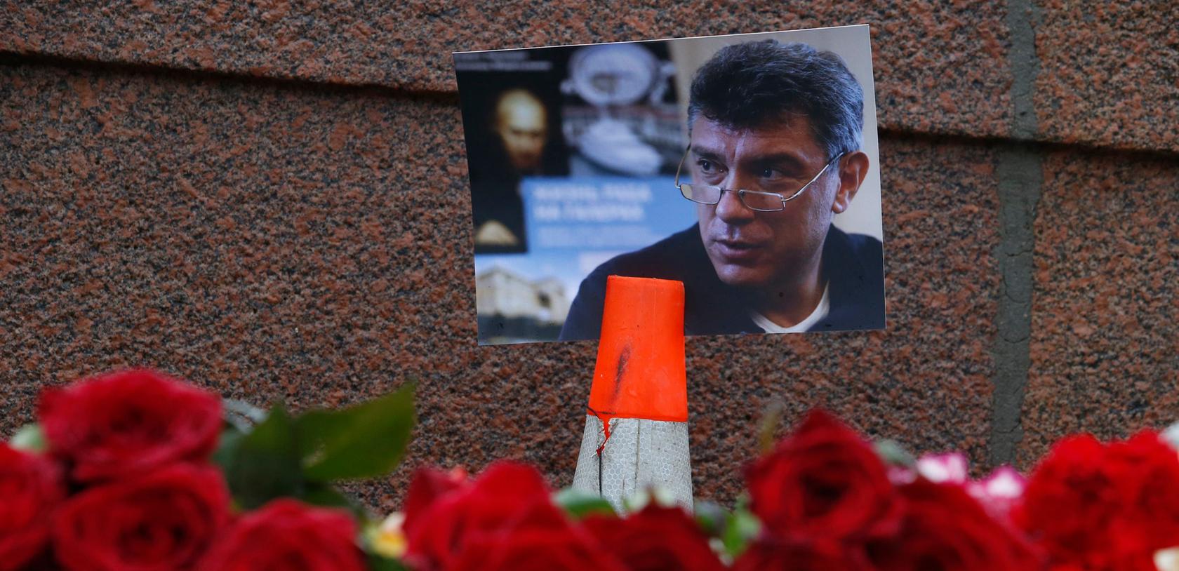 Der russische Oppositionspolitiker Boris Nemzow ist am späten Freitagabend in Moskau in unmittelbarer Nähe des Kremls auf offener Straße hinterrücks erschossen worden.