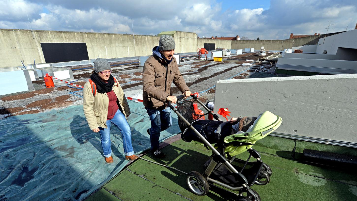 Eine drei Meter hohe Mauer schützt die Kinder bei der wohl luftigsten Kita, die gerade auf einem Parkhausdach in Nürnberg entsteht.