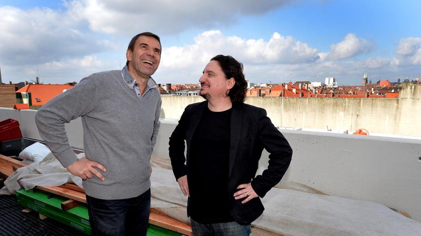Der Architekt Patrick Schreiner (rechts) und der Bauherr Andreas Klier sind sichtlich zufrieden mit ihrem Werk über den Dächern Nürnbergs.